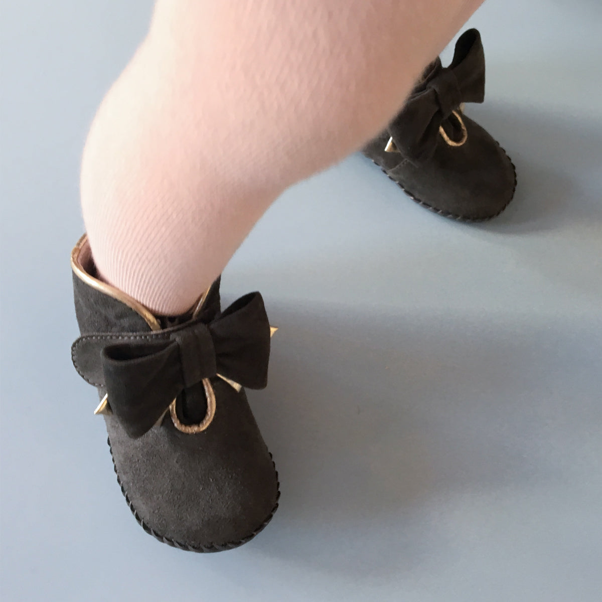 Vibys-Baby-Shoes-Puppy-Paws-Bow-Topped-Gray-model-view